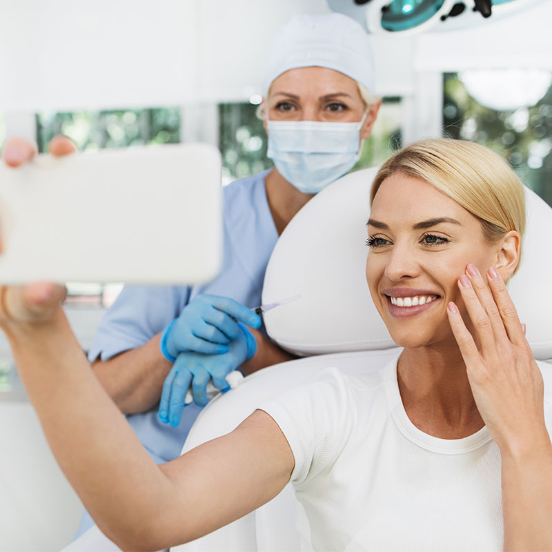 ragazza fa un selfie con il cellulare